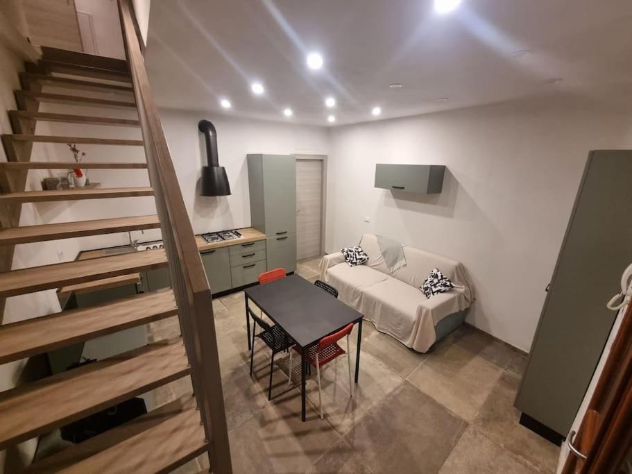 - un salon avec un lit et un escalier dans l'établissement La casetta di Maty&Fra, à Pistoia
