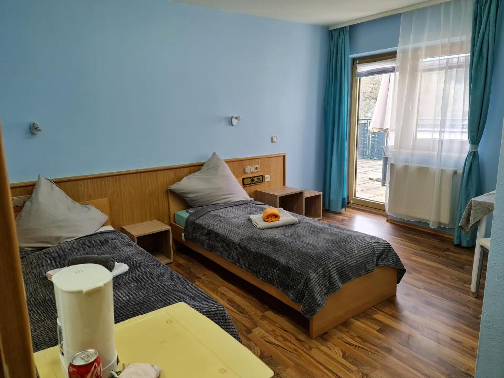 ein Hotelzimmer mit 2 Betten und einem Fenster in der Unterkunft Hotel Neue Krone in Markt Erlbach