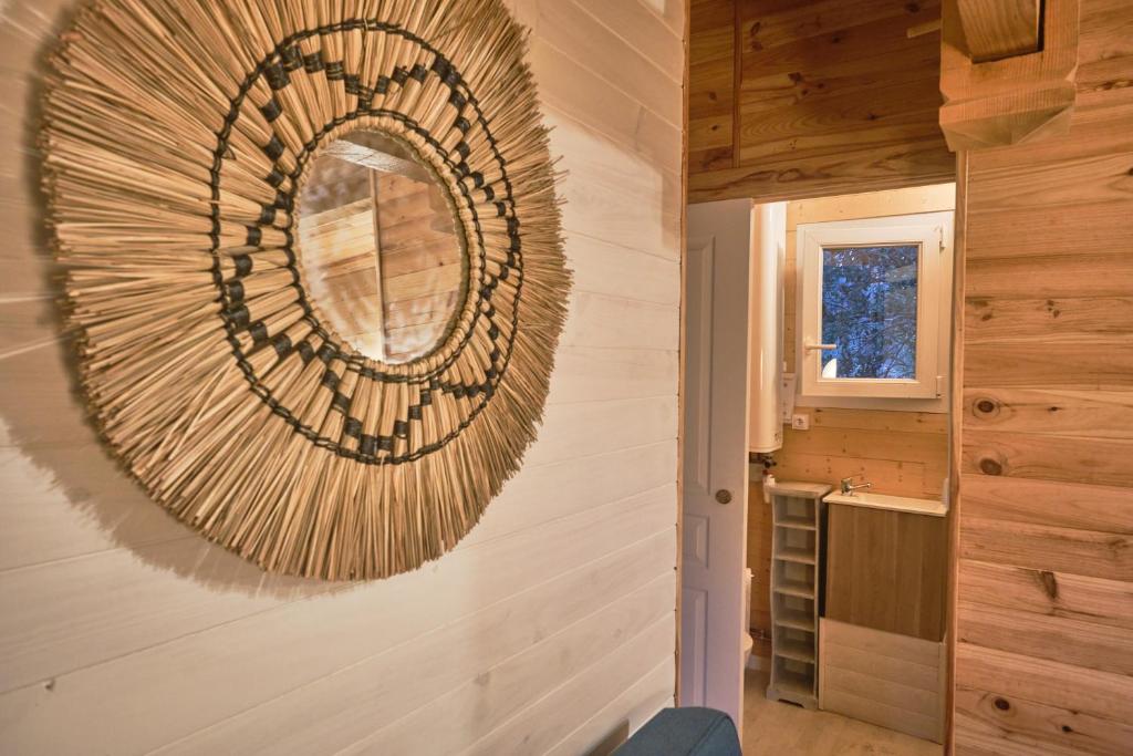 un miroir sur le mur d'une maison dans l'établissement Cabane au milieu des pins - Domaine Temali, à Labouheyre