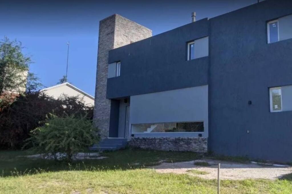 una casa azul con un negro en Hermosa casa en Lomas Del Rey en San Antonio de Arredondo