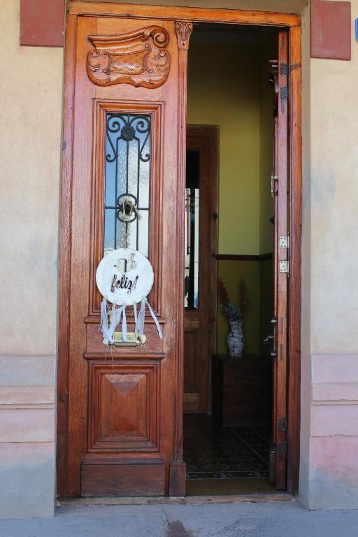 uma porta de madeira com um sinal em Huayra em Deán Funes