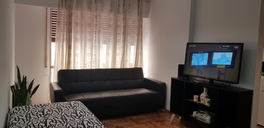 a living room with a couch and a tv at Mi depto en Córdoba II . in Córdoba