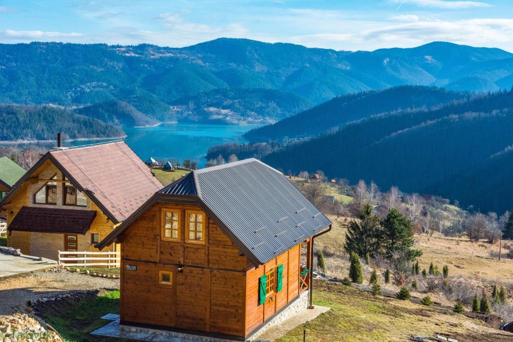 dom z dachem słonecznym na szczycie wzgórza w obiekcie Tarovuk cabin w mieście Zaovine