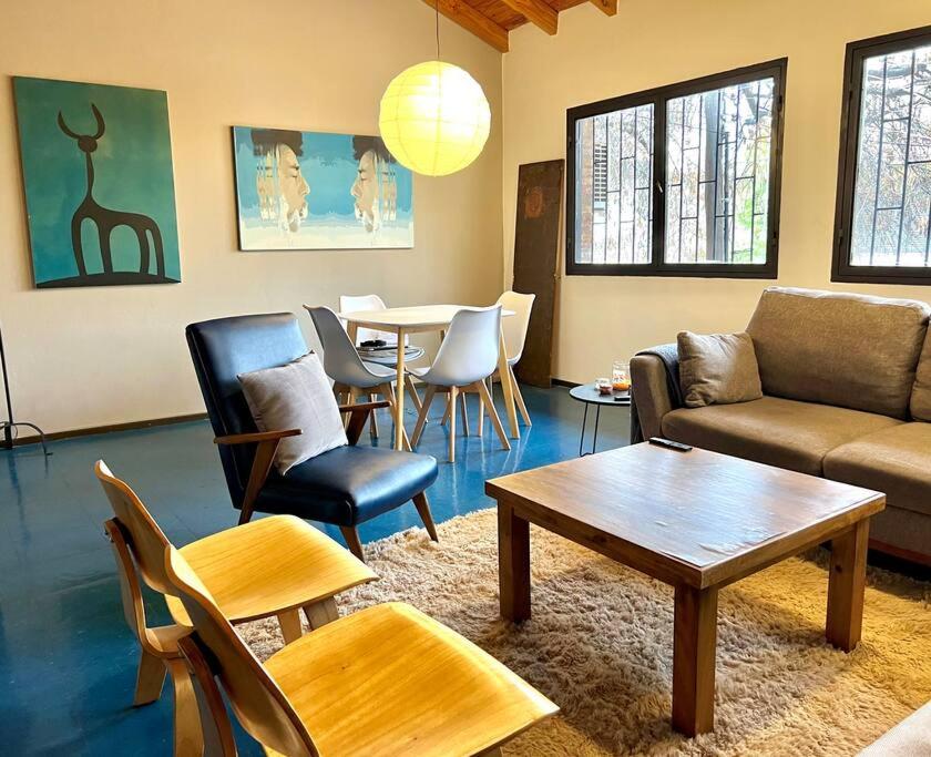 sala de estar con sofá, sillas y mesa en Loft Quinta Sección en Mendoza