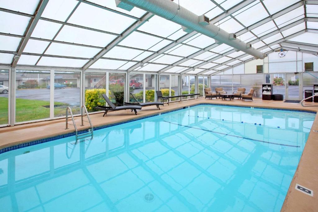 Bazén v ubytování Clarion Inn Surfrider Resort nebo v jeho okolí