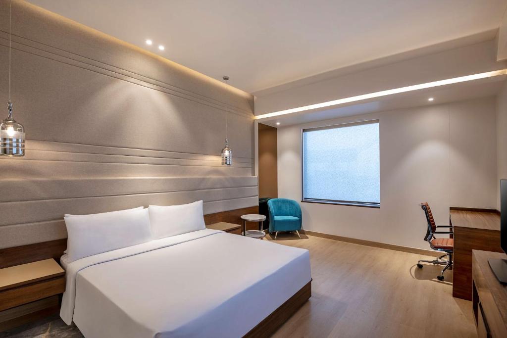Postel nebo postele na pokoji v ubytování Radisson Blu Towers Kaushambi Delhi NCR