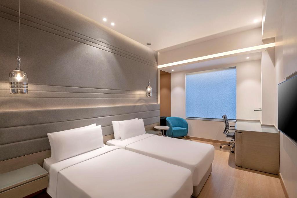 Postel nebo postele na pokoji v ubytování Radisson Blu Towers Kaushambi Delhi NCR