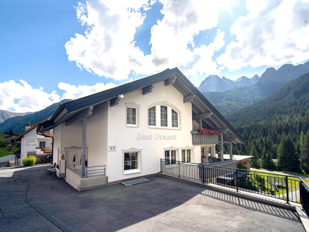 un gran edificio blanco con montañas en el fondo en Haus Irmgard 1 en Mathon