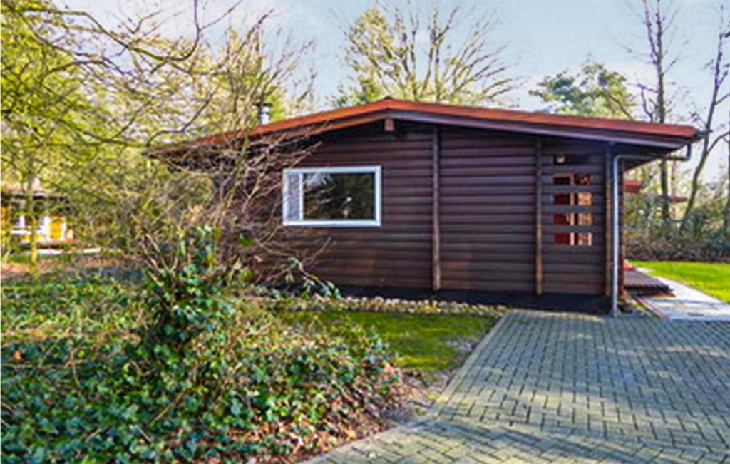 een klein houten huisje met een raam in een tuin bij Stunning Home In Meppen With Kitchen in Meppen