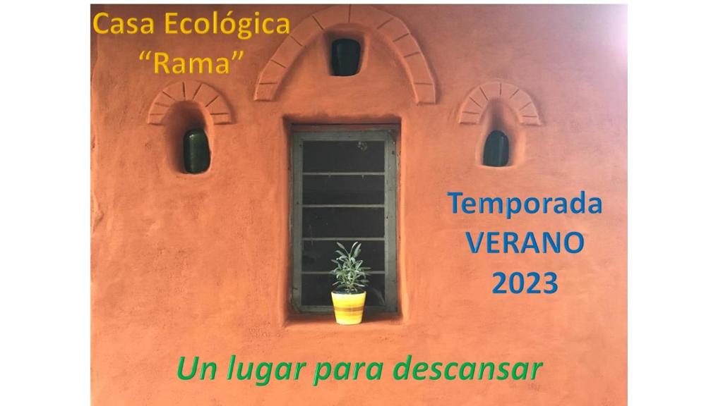 ein Haus mit einem Fenster und einer Topfpflanze darauf in der Unterkunft Casa Ecológica Rama & Cabaña Rústica in Tandil