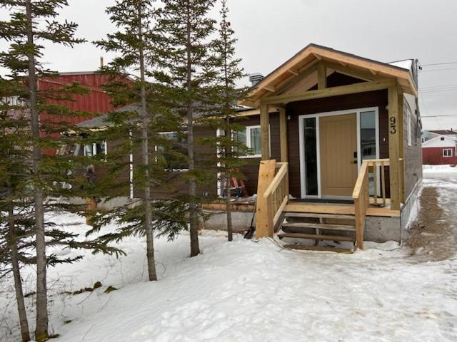 Una pequeña casa está siendo construida en la nieve en Bears Den Guest House II en Churchill
