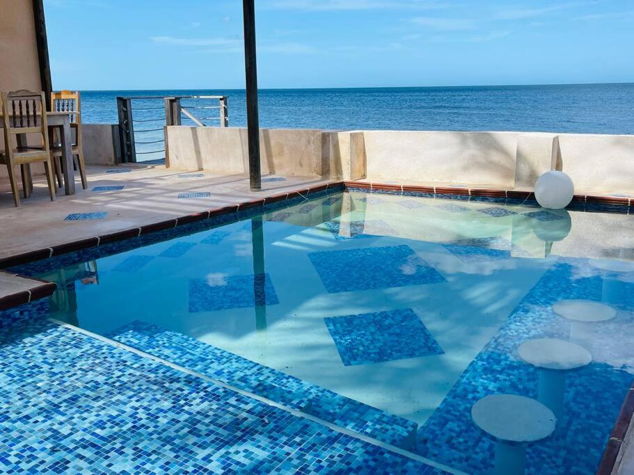 una piscina con vistas al océano en Gorgeous Oceanfront Villa Solana with Pool and Direct Beach Access, en Santa Clara
