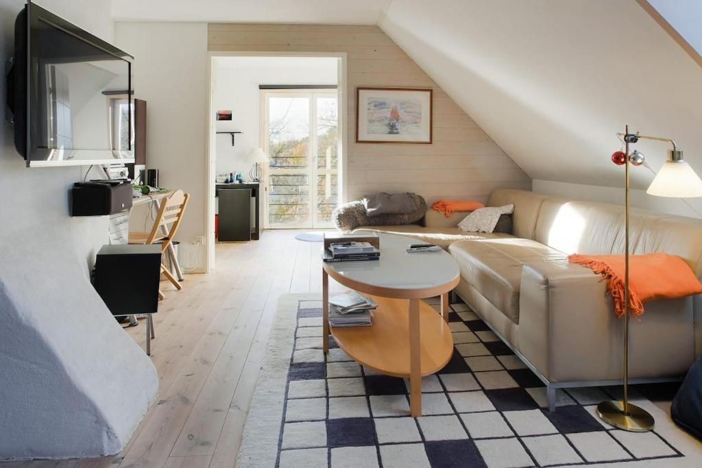 un soggiorno con divano e tavolo di Pink House Room#2 Stockholm a Stoccolma