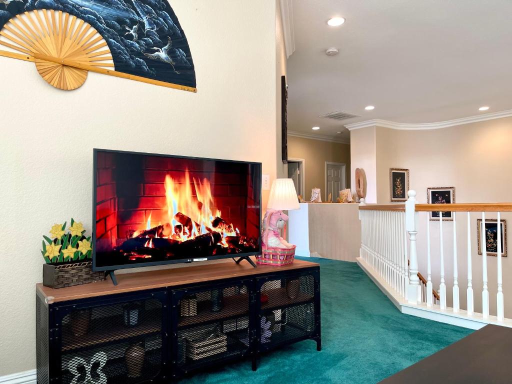 a living room with a fireplace on the wall at Homeinn - Luxe Residence Near Victoria Mall & Mills in Rancho Cucamonga