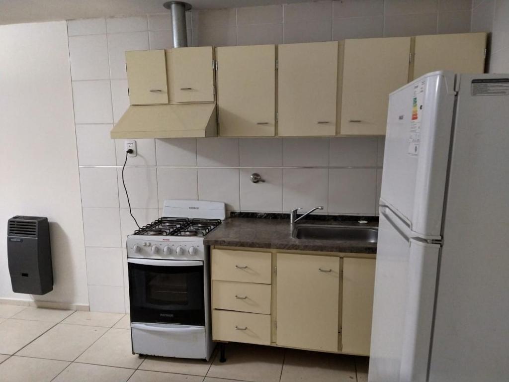 Кухня или мини-кухня в Departamento La Sureña
