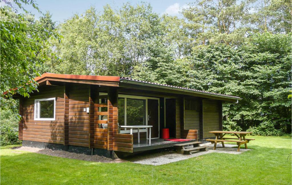 een kleine hut met een tafel en een picknicktafel bij Lovely Home In Meppen With Wifi in Meppen
