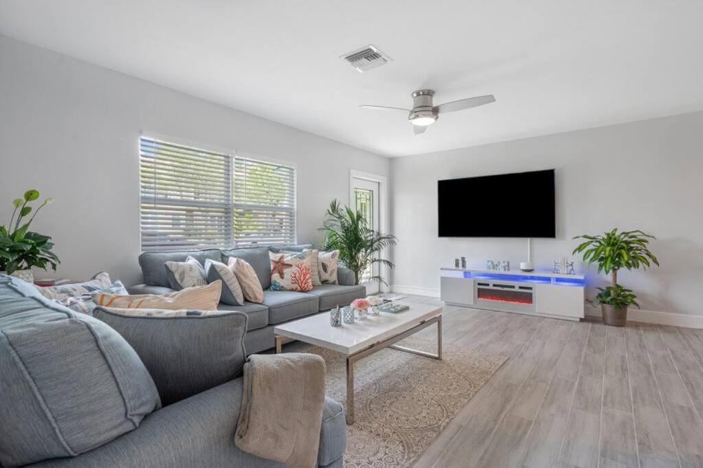 Delray Beach Retreat w/ Hot Tub, 4 min from Atlantic Ave., Delray Beach