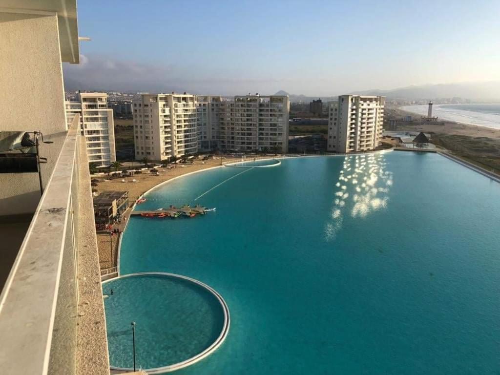 a large blue swimming pool on top of a building at laguna del mar, la serena in La Serena