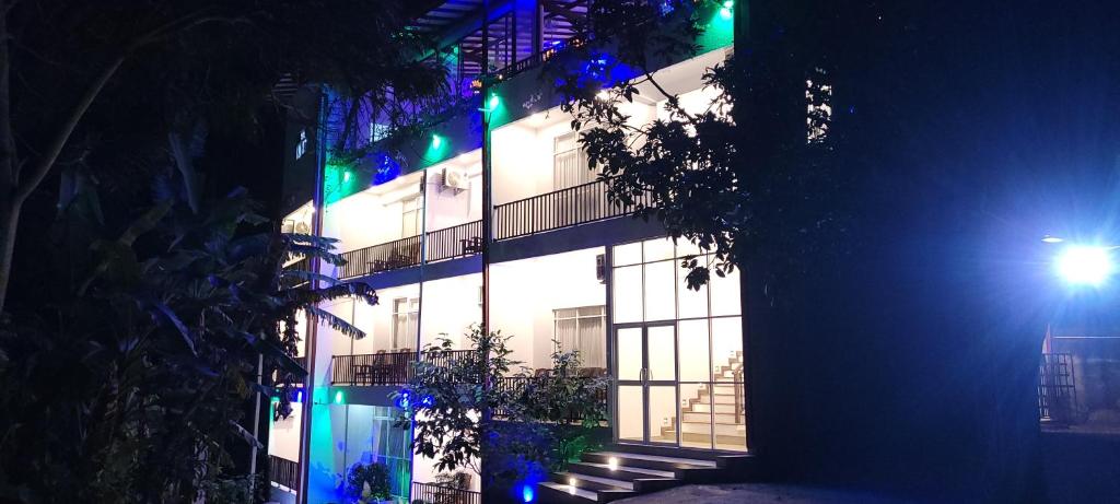 un edificio con luces azules y verdes. en Ella Soul Resort en Ella