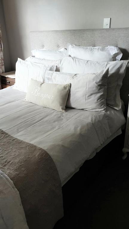 Postel nebo postele na pokoji v ubytování Dragonflycottagebnb