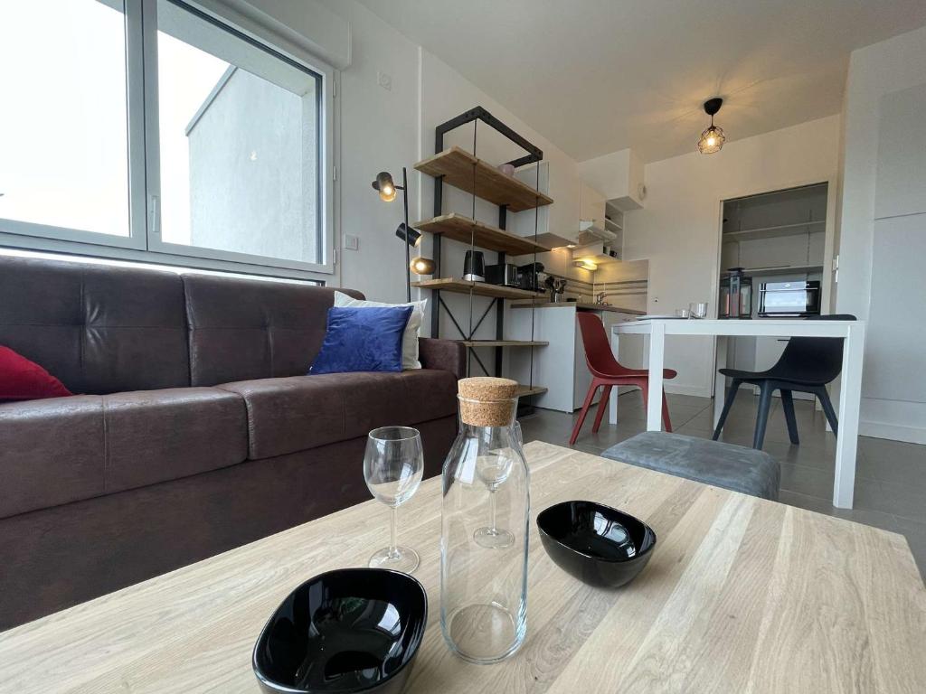 Fotografia z galérie ubytovania Appartement Design 2 Pièces avec Balcon, Proche Plage et Port à La Rochelle - FR-1-246-641 v destinácii La Rochelle