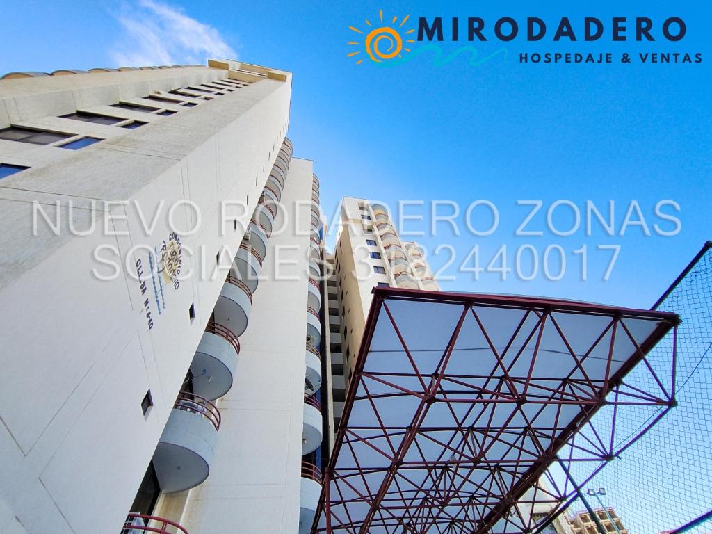 uitzicht op de zijkant van een gebouw bij Condominio Nuevo Rodadero, wifi piscina parqueadero in Santa Marta