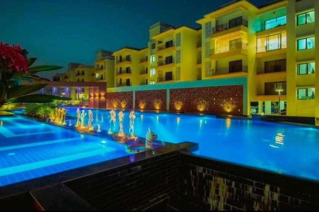 2 BHK Peaceful stay, King bed W/Pool. - Housity