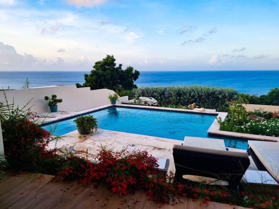 una piscina con vista sull'oceano di Villa With Pool and Sea View a Fontein