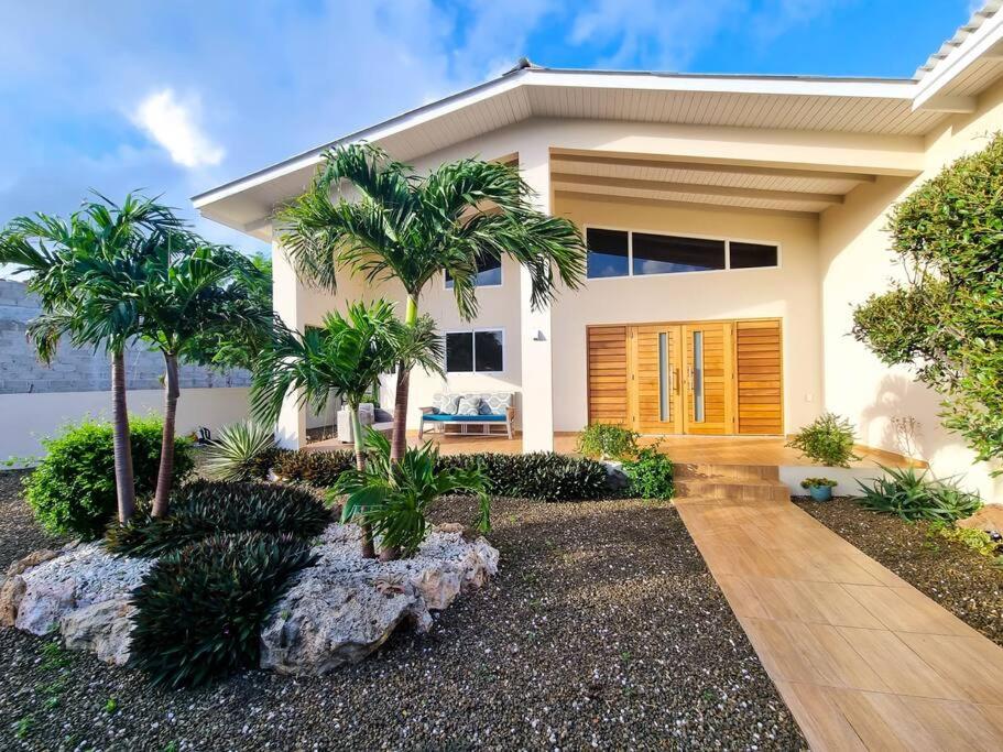 una casa con palme di fronte di Villa With Pool and Sea View a Fontein