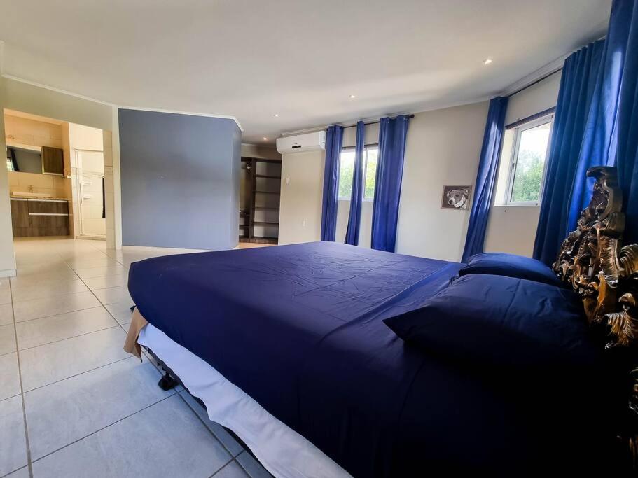 un grande letto blu in una stanza con tende blu di Villa With Pool and Sea View a Fontein