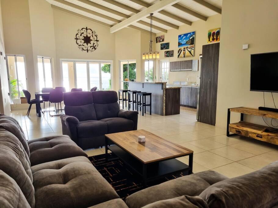 un soggiorno con un divano, un tavolo e una cucina di Villa With Pool and Sea View a Fontein