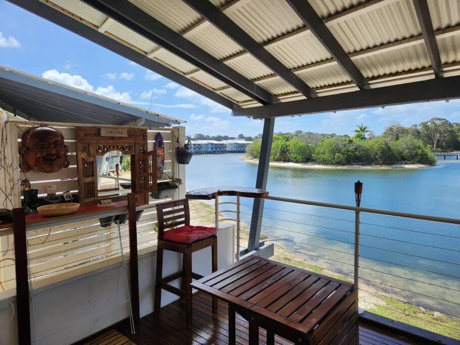 une terrasse couverte avec un bar et un banc sur un bateau dans l'établissement Water View. 1bedroom Sleeps 2. WI-FI, Wash Machine, à South Stradbroke
