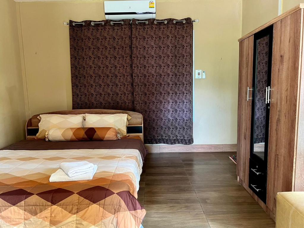 Postel nebo postele na pokoji v ubytování นพรัตน์การ์เด้นฮิลล์