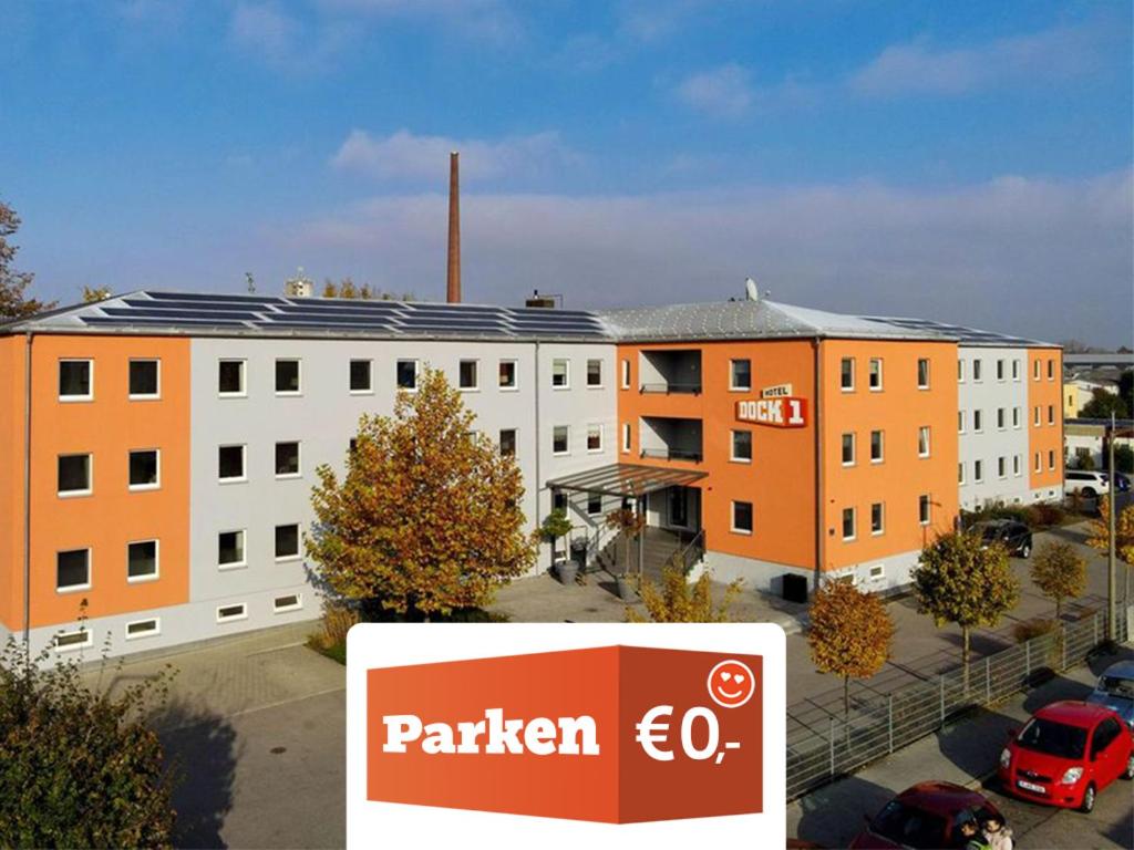 ein Schild vor einem Gebäude mit Parkplatz in der Unterkunft Dock1 in Regensburg