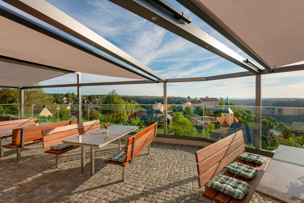 patio ze stołem i ławkami oraz widokiem w obiekcie Hotel Zur Aussicht w mieście Hohnstein