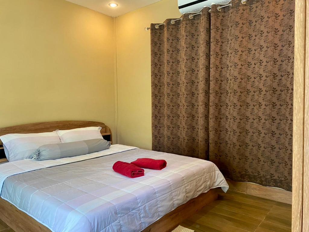 Postel nebo postele na pokoji v ubytování นพรัตน์การ์เด้นฮิลล์