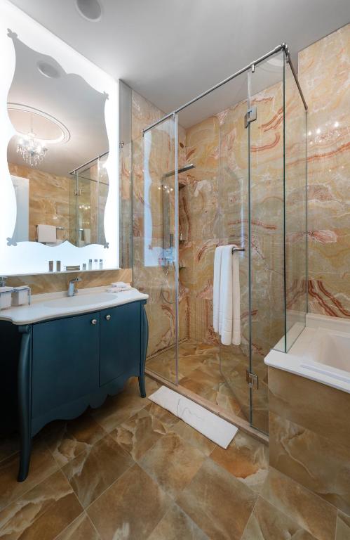 Aria Hotel Budapest by Library Hotel Collection - Luxury King Room With Music Garden View