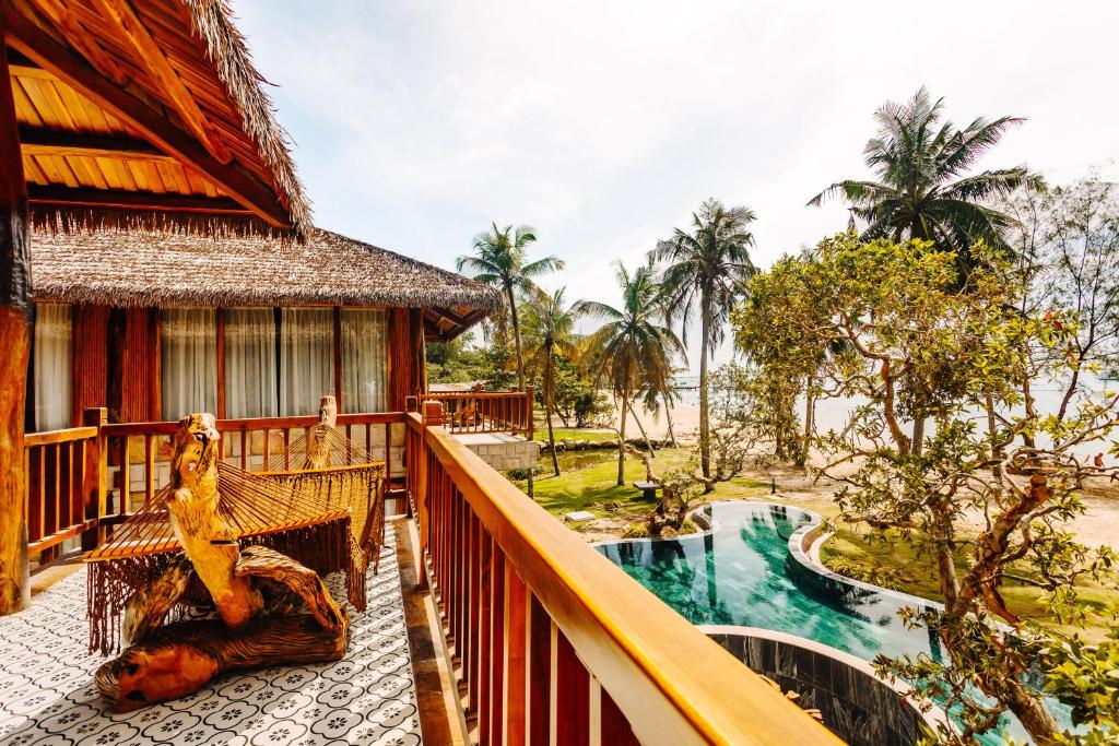 Bazén v ubytování Ocean Bay Resort & Spa Phu Quoc nebo v jeho okolí