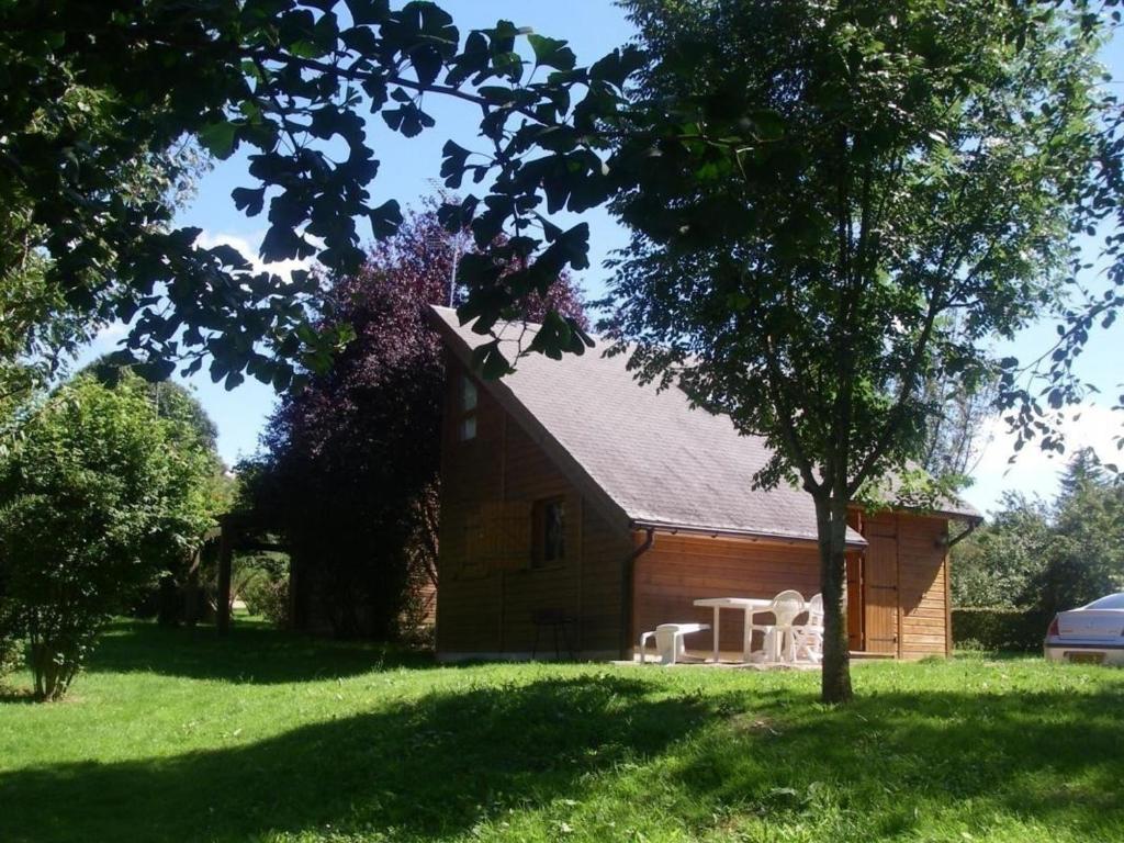 um celeiro com uma mesa e cadeiras em frente em Gîte Mesples, 3 pièces, 4 personnes - FR-1-489-401 em Mesples