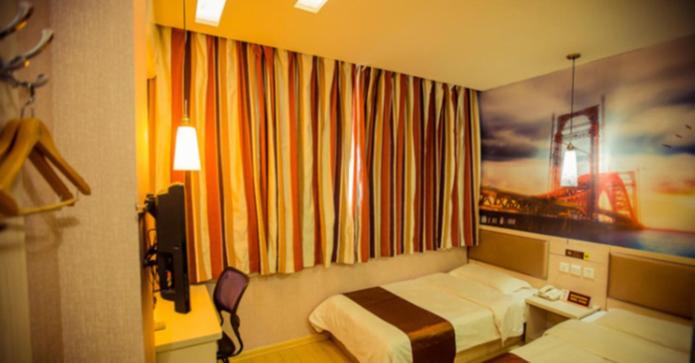 een hotelkamer met een bed en een raam bij Thank Inn Chain Hotel Shandong Rizhao Zhaoyang Road in Rizhao