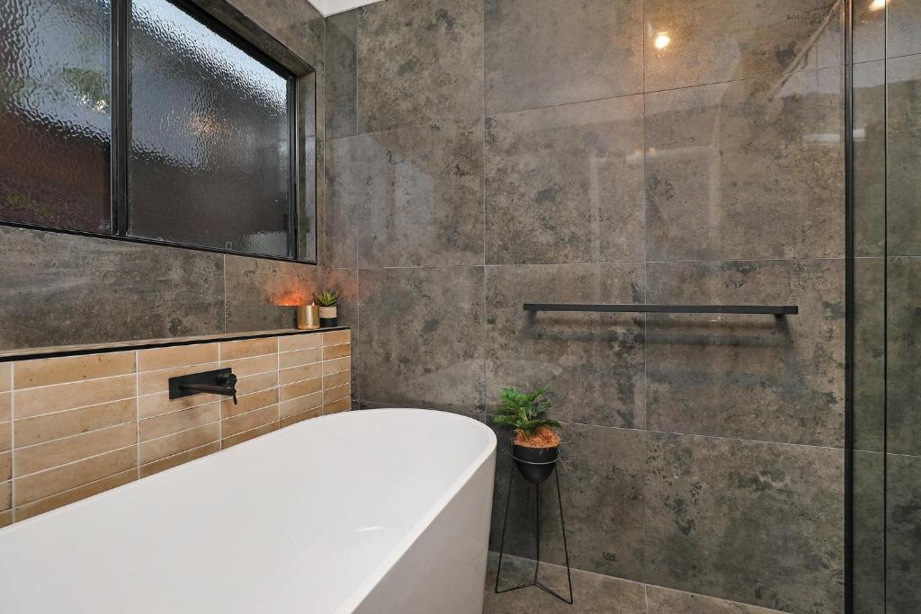 Koupelna v ubytování Luxury Holiday Home in Alex - Heated Pool - Pets Allowed