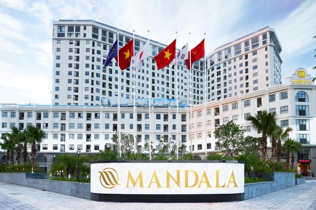una señal frente a un gran edificio con banderas canadienses en Mandala Hotel & Spa Bac Ninh en Bắc Ninh