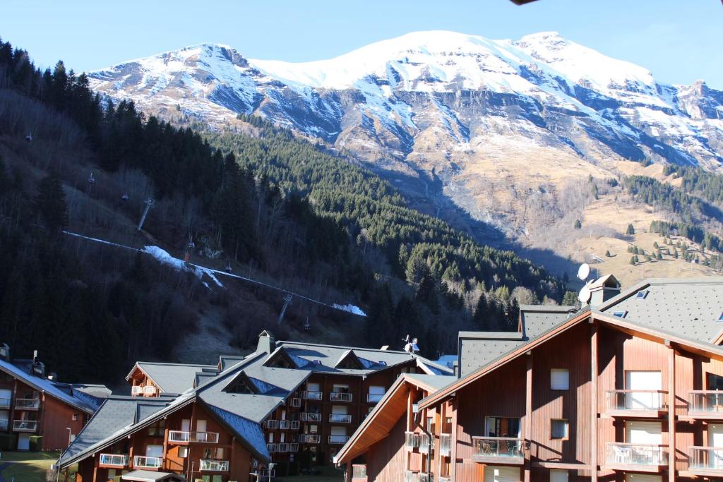 ośrodek narciarski z górą w tle w obiekcie Les Pierres Blanches Contamines Montjoie w mieście Contamines-Montjoie