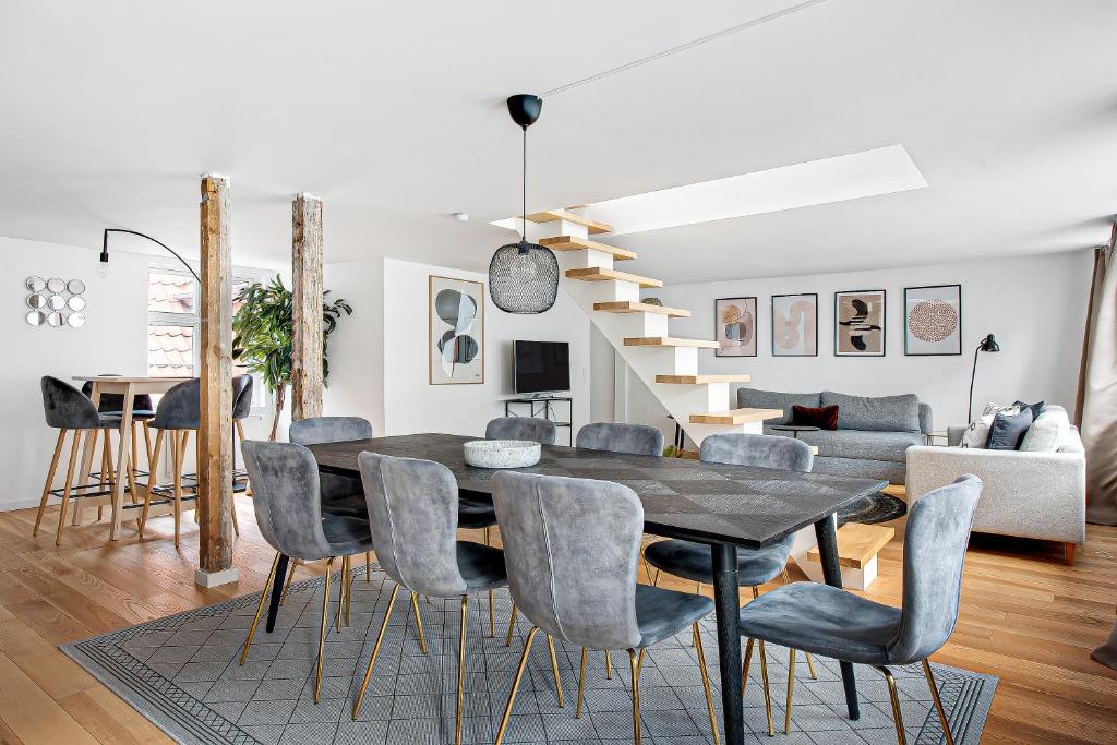 a dining room and living room with a table and chairs at Sanders Regent - Treasured Three-Bedroom Apartment Near Central Square in Copenhagen