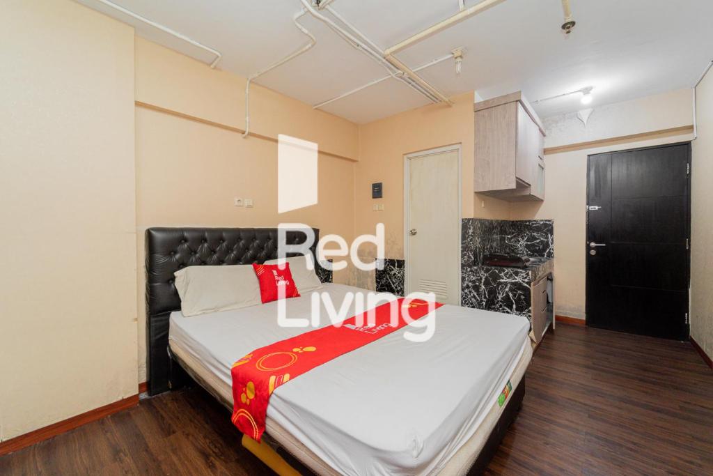 雅加達的住宿－Apartemen Sentra Timur Residence - S&A Zada Property Tower Orange，一间卧室,卧室内配有一张大床