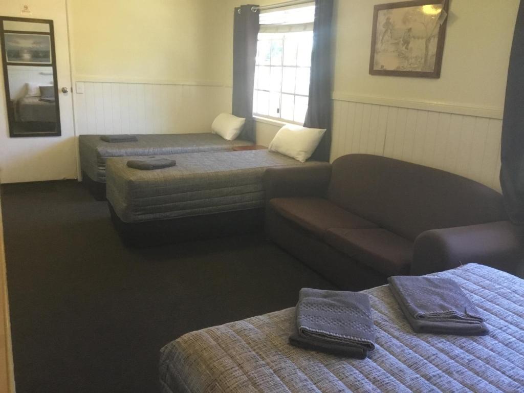 Postel nebo postele na pokoji v ubytování Charleville Waltzing Matilda Motor Inn