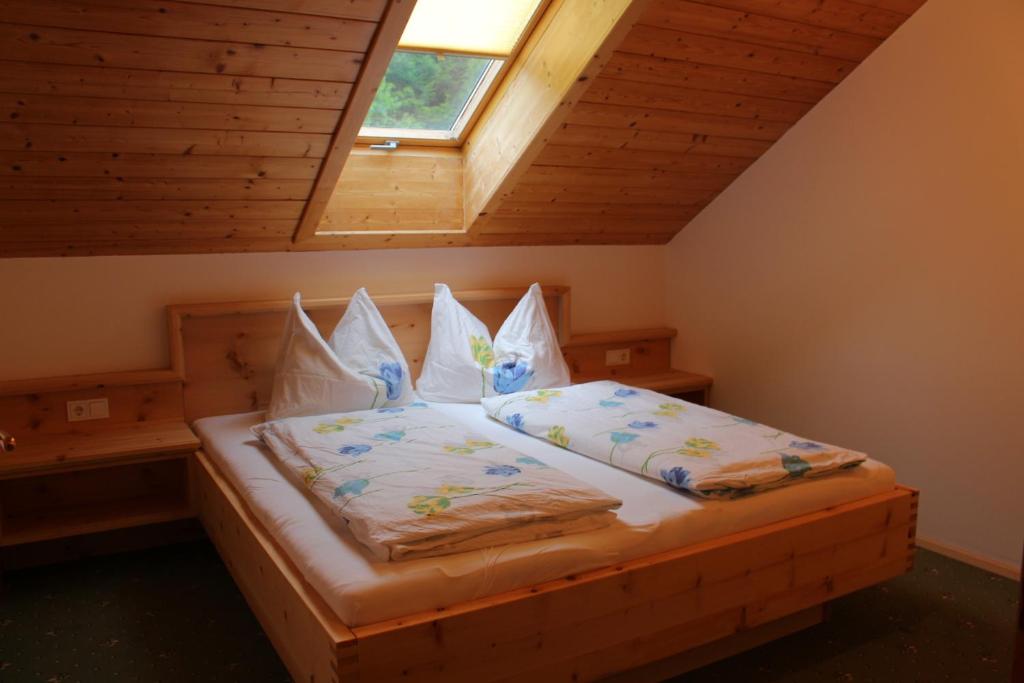 Postel nebo postele na pokoji v ubytování Bio-Bauernhof Vordergrubenbach - Familie Oberascher