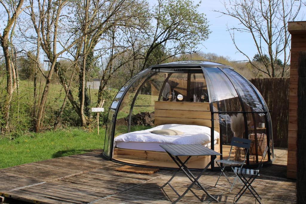 un letto in un gazebo su una terrazza di Le Dôme de la Ferme du Ry a Sorinnes