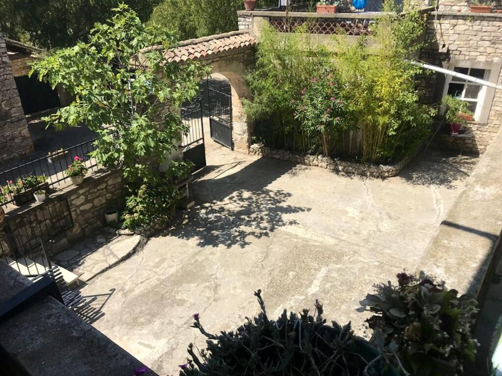 Vonkajšia záhrada v ubytovaní Charmante location avec piscine partagée à Orgnac-l'Aven, 60 m²tr