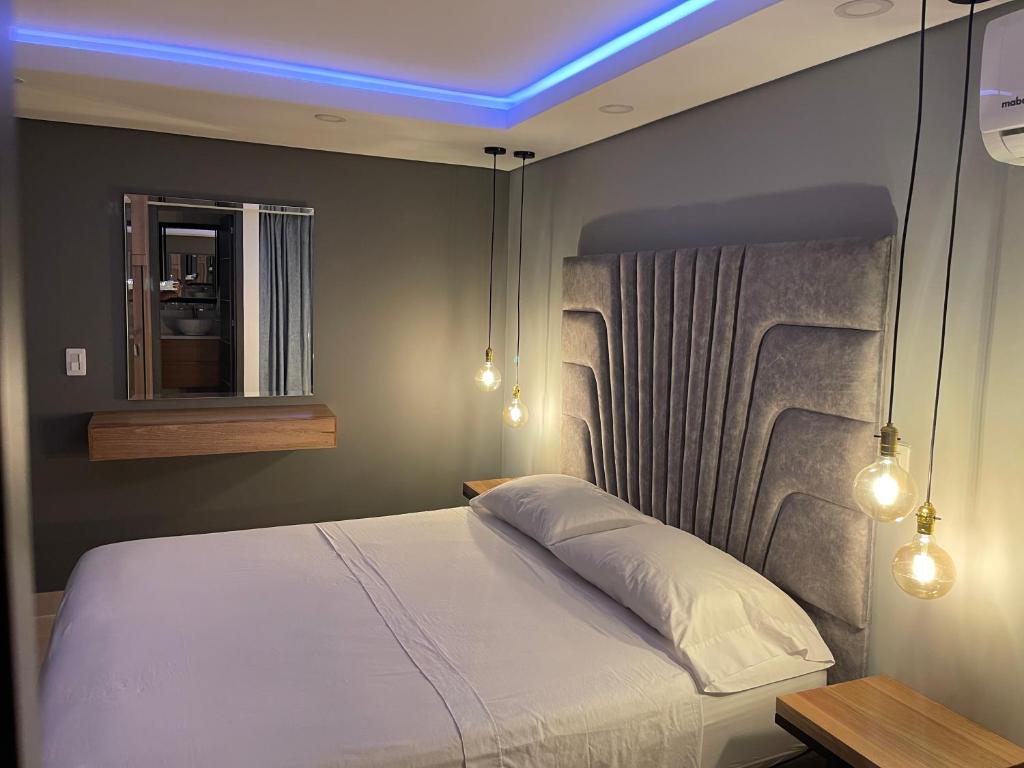 Schlafzimmer mit einem Bett mit blauem Licht in der Unterkunft Soho Deluxe in Medellín